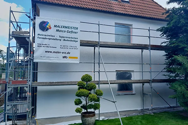 Fassadengestaltung mit Grüst außen